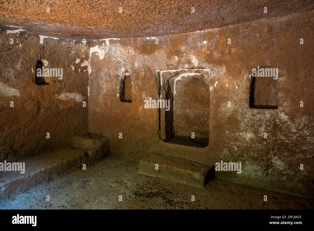 Panhale Kaji o Panhalakaji Caves, District- Sindhudurg, Maharashtra, India : interno della Grotta n° 9 che mostra nicchie e una panca bassa roccia-taglio sulla ea Foto Stock