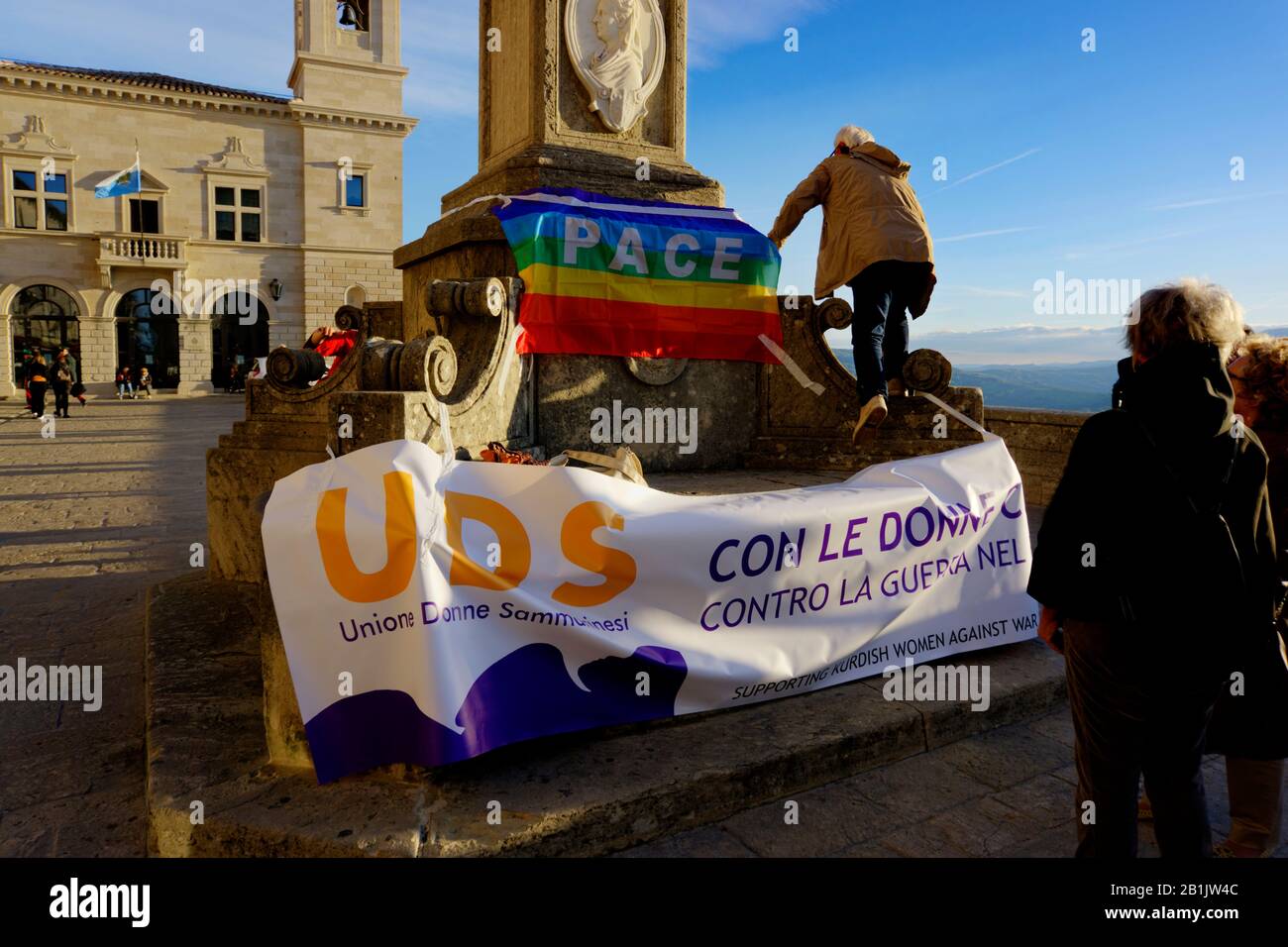 San Marino, San Marino - 19 ottobre 2019: Protesta dell'Unione delle donne sammarinesi a sostegno delle donne curde contro la guerra. Foto Stock