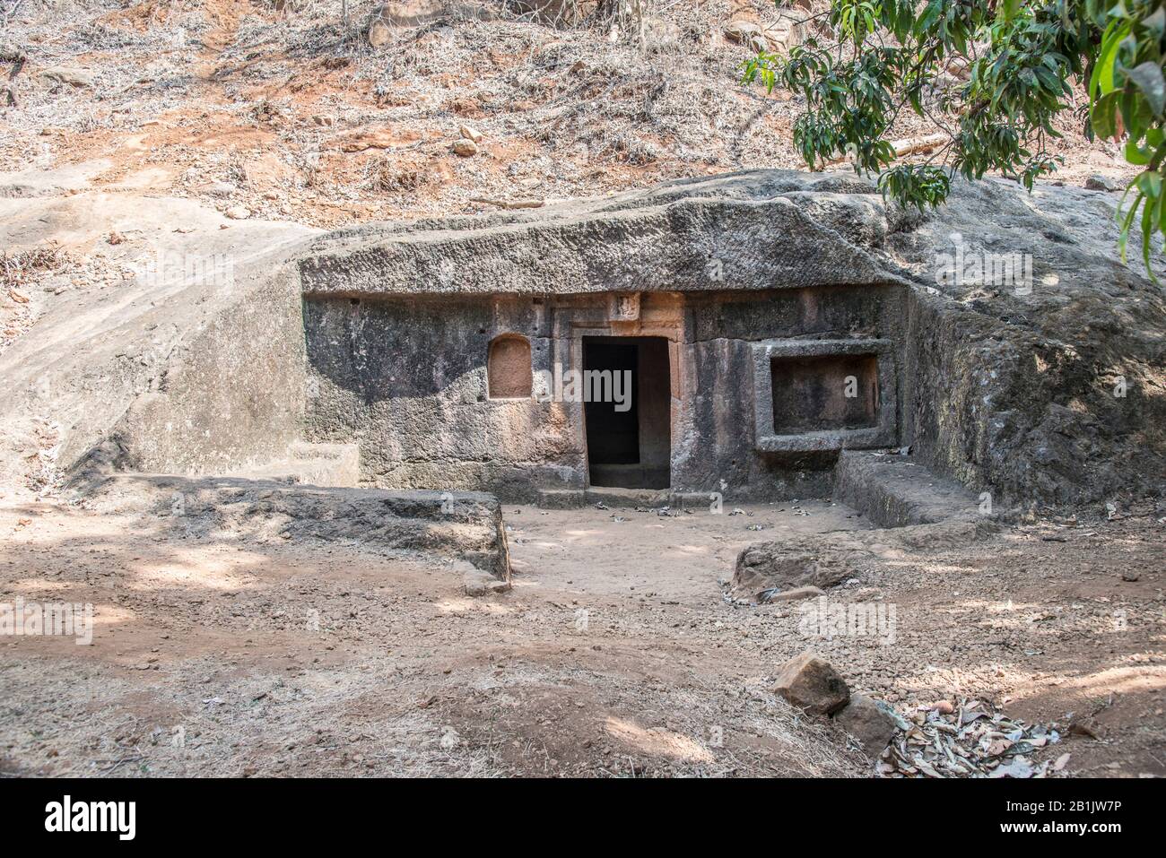 Panhale Kaji o Panhalakaji Grotte, District- Sindhudurg, Maharashtra, India : façade della Grotta n°15, recut e dotato di frontiere sporgenti al Foto Stock