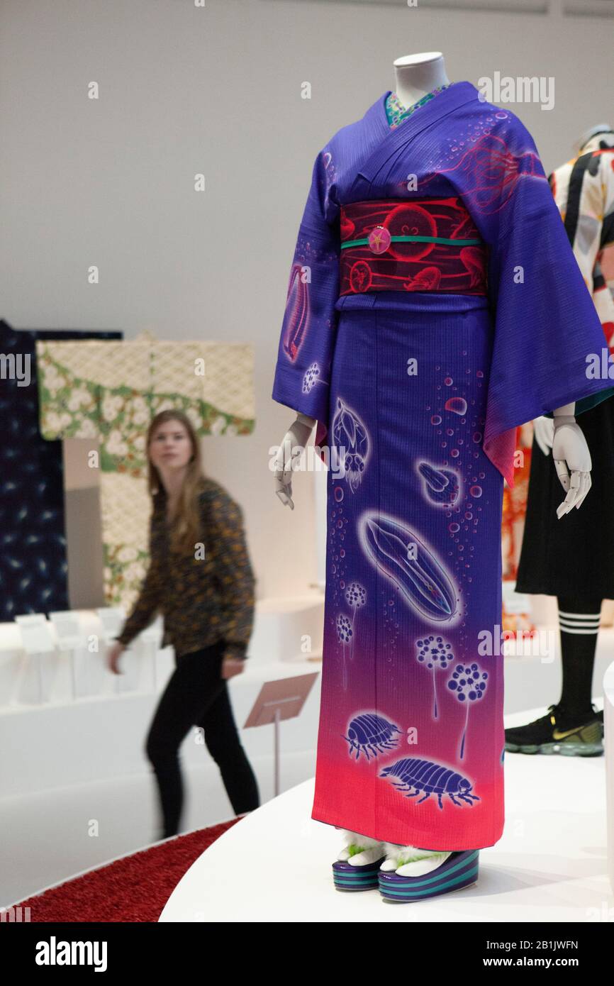 Un kimono di Ishikawa Narutoshi in mostra alla mostra del museo V&A 'Kimono: Kyoto to Catwalk', che apre il 29 febbraio. Foto Stock
