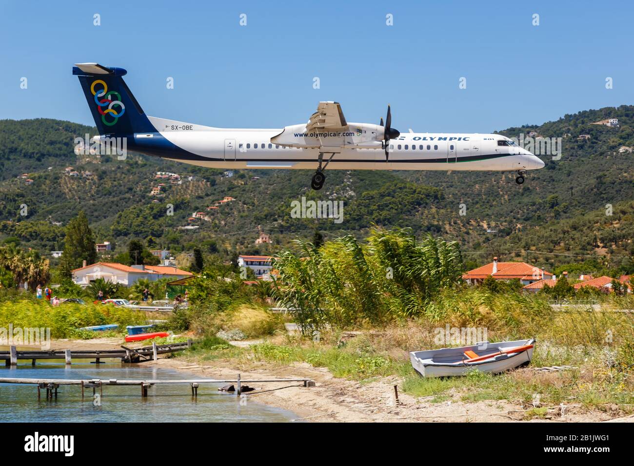 Skiathos, Grecia – 30 luglio 2019: Aereo olimpico Bombardier DHC-8-400 all'aeroporto di Skiathos (JSI) in Grecia. Foto Stock