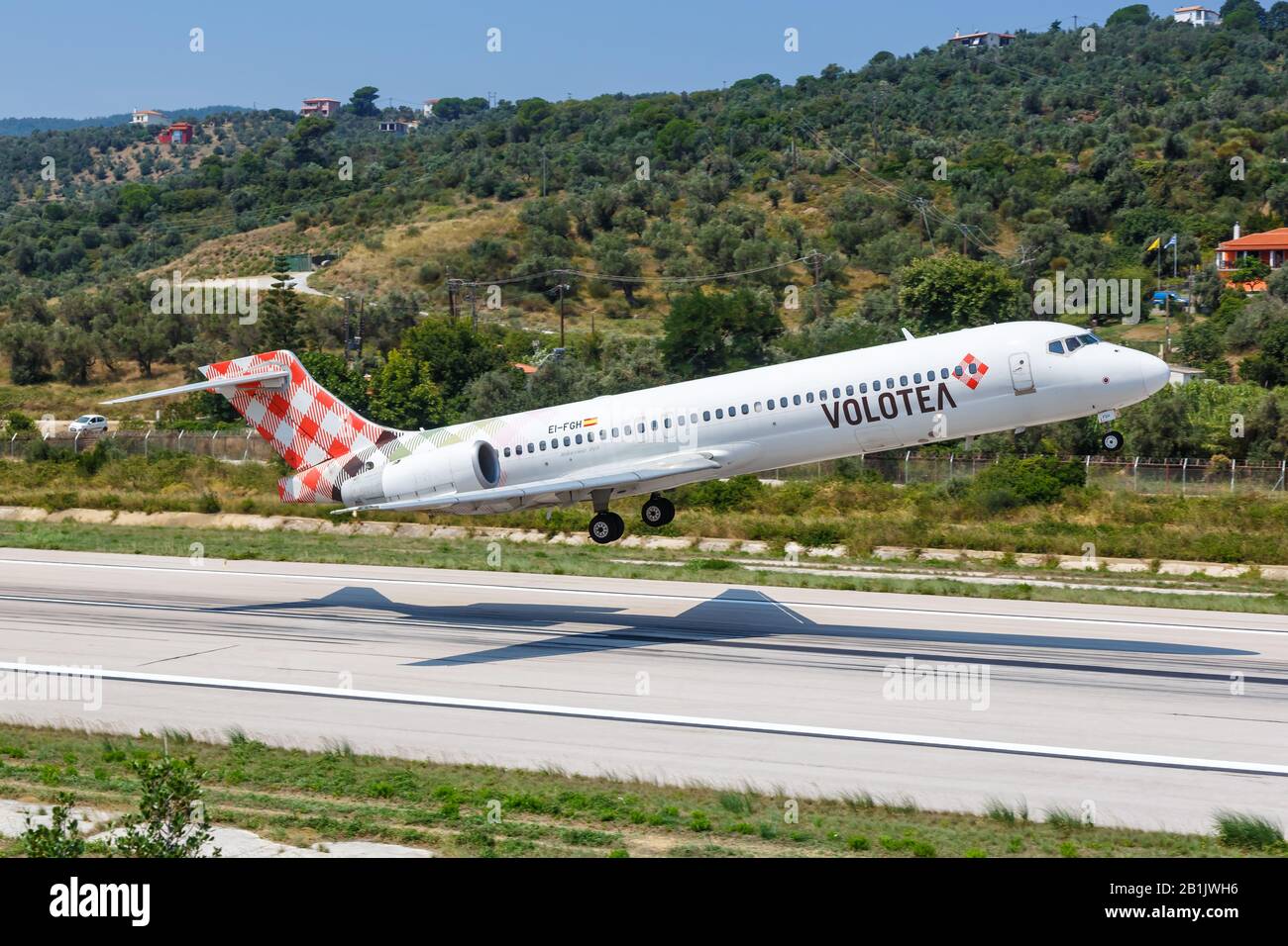 Skiathos, Grecia – 1 agosto 2019: Aereo Volotea Boeing 717 all'aeroporto di Skiathos (JSI) in Grecia. Boeing è un headqu del produttore americano di aeromobili Foto Stock