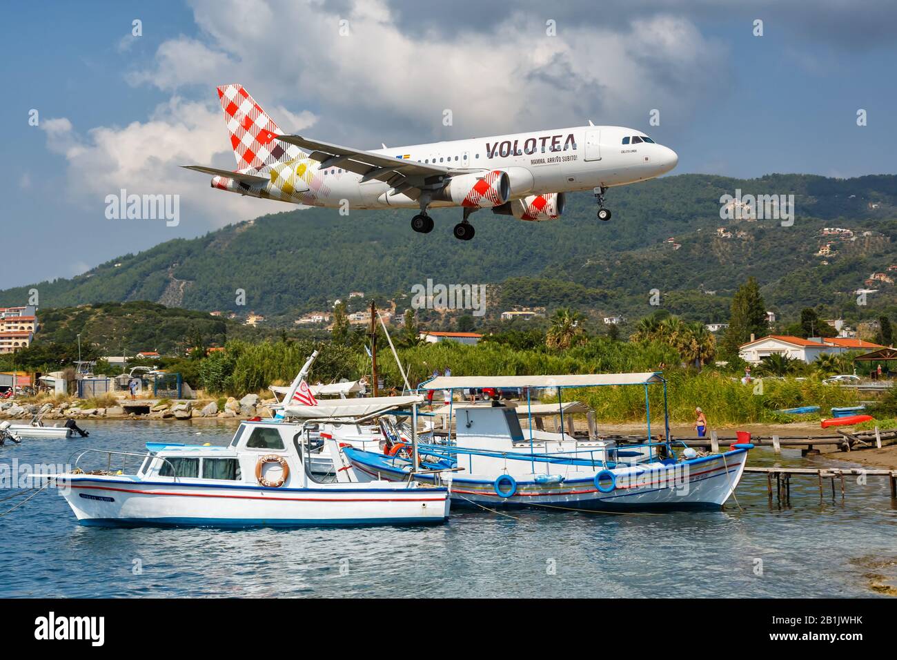 Skiathos, Grecia – 2 agosto 2019: Volo Airbus A319 all'aeroporto di Skiathos (JSI) in Grecia. Airbus è un costruttore europeo di aeromobili Foto Stock