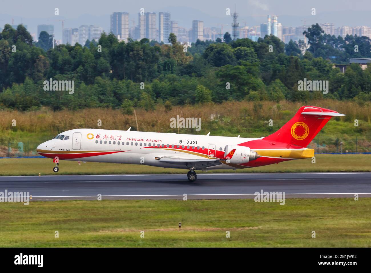 Chengdu, Cina - 22 Settembre 2019: Chengdu Airlines COMAC ARJ21-700 aeroplano a Chengdu airport (CTU) in Cina. Foto Stock
