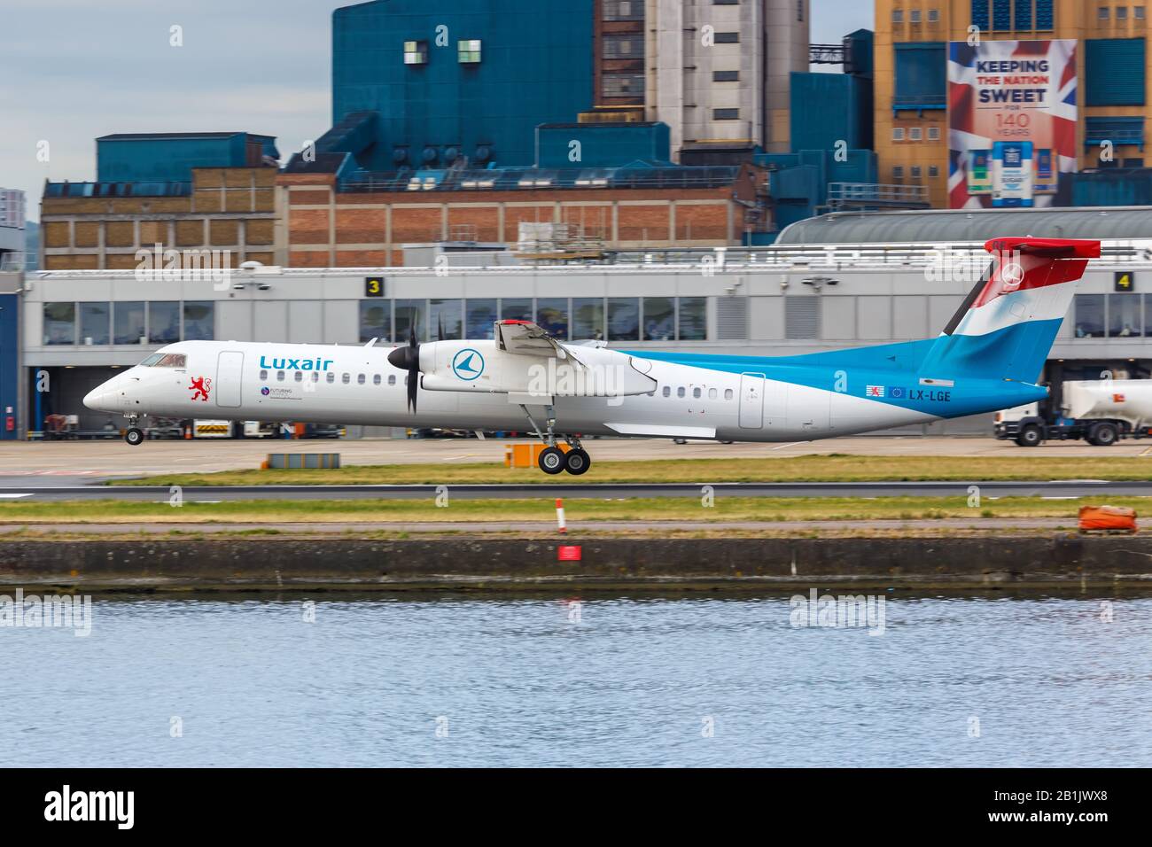 Londra, Regno Unito – 8 luglio 2019: Aeroplano Luxair Bombardier DHC-8-400 all'aeroporto di Londra City (LCY) nel Regno Unito. Foto Stock