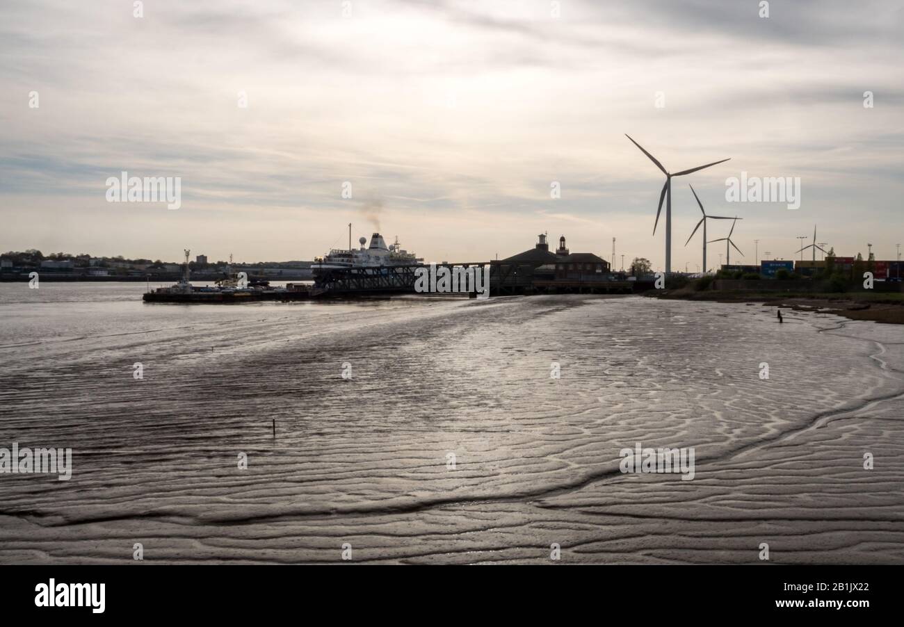 Terminal dei traghetti di Tilbury, Regno Unito. Tramonto vista sul porto di Tilbury sulla costa dell'Essex in Inghilterra con una nave passeggeri in ormeggio. Foto Stock