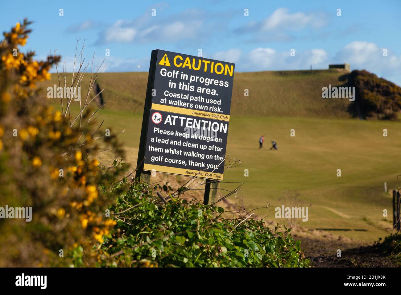 Segnale di avvertimento mentre il percorso costiero di Fife passa attraverso il campo da golf Anstruther Golf Club, Fife, Scozia, Regno Unito Foto Stock