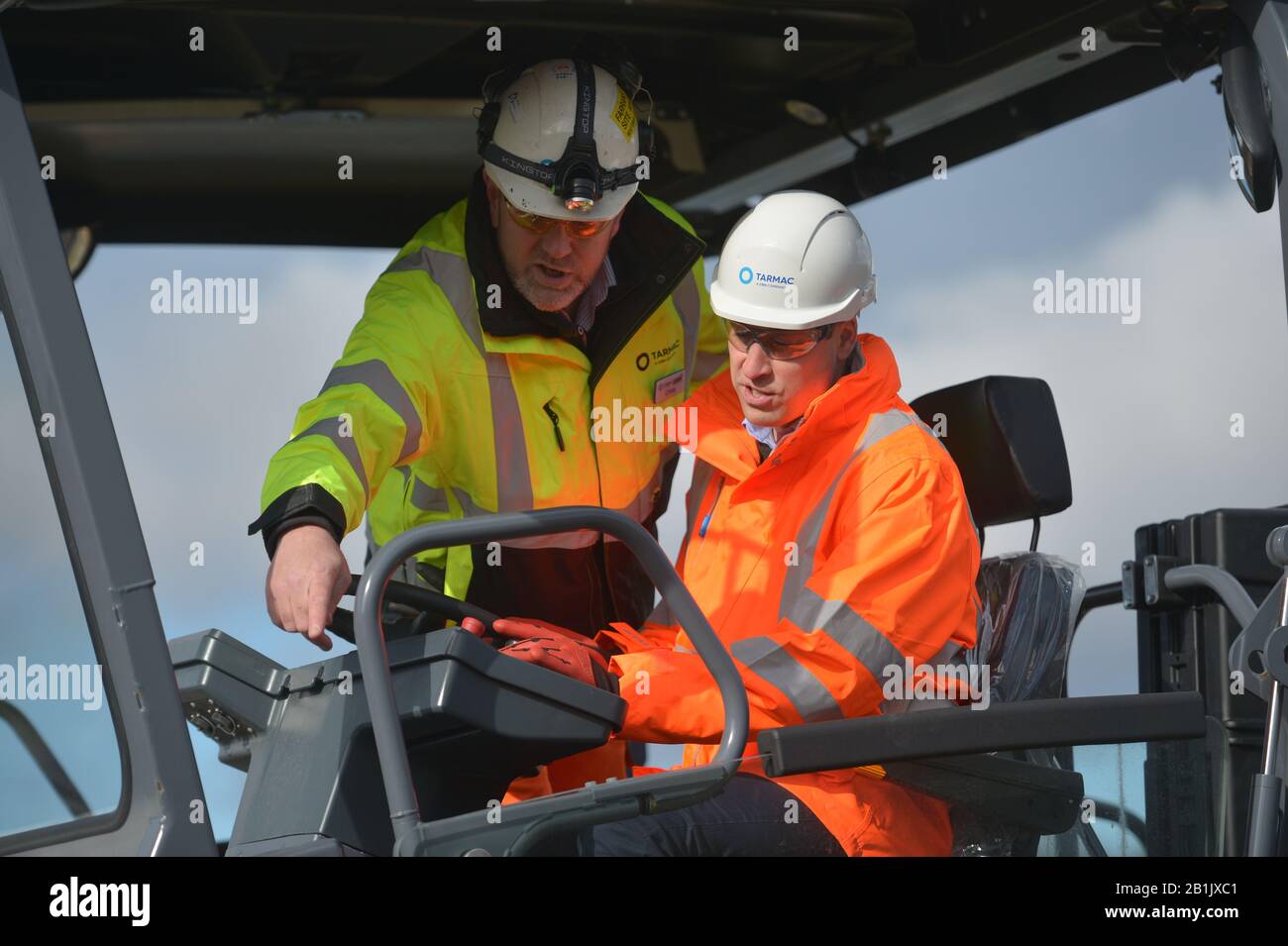 Il Duca di Cambridge (a destra) che opera un asfaltatrice durante una visita al Tarmac National Skills and Safety Park nel Nottinghamshire. Foto Stock