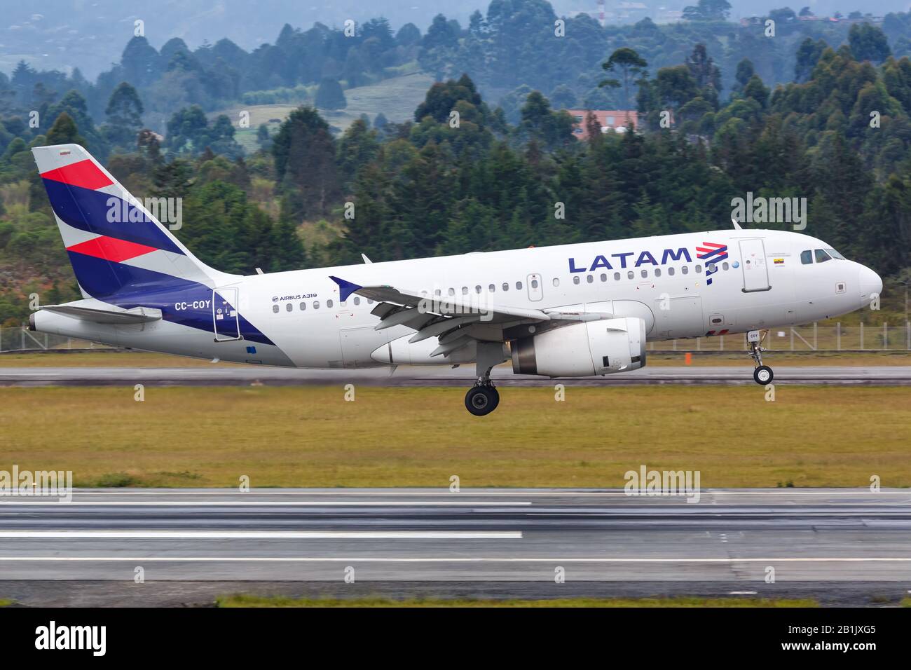 Medellin, Colombia – 27 gennaio 2019: Aereo LATAM Airbus A319 all'aeroporto di Medellin (MDE) in Colombia. Airbus è un produttore europeo di aeromobili ba Foto Stock