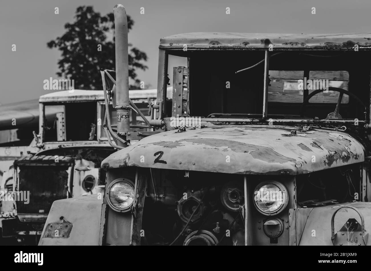 Vecchio camion bianco e verde naufragato. Abbandonato arrugginito camion militare. Veicolo abbandonato decaduto. Tragedia e perdita. Crisi finanziaria e recessione economica Foto Stock