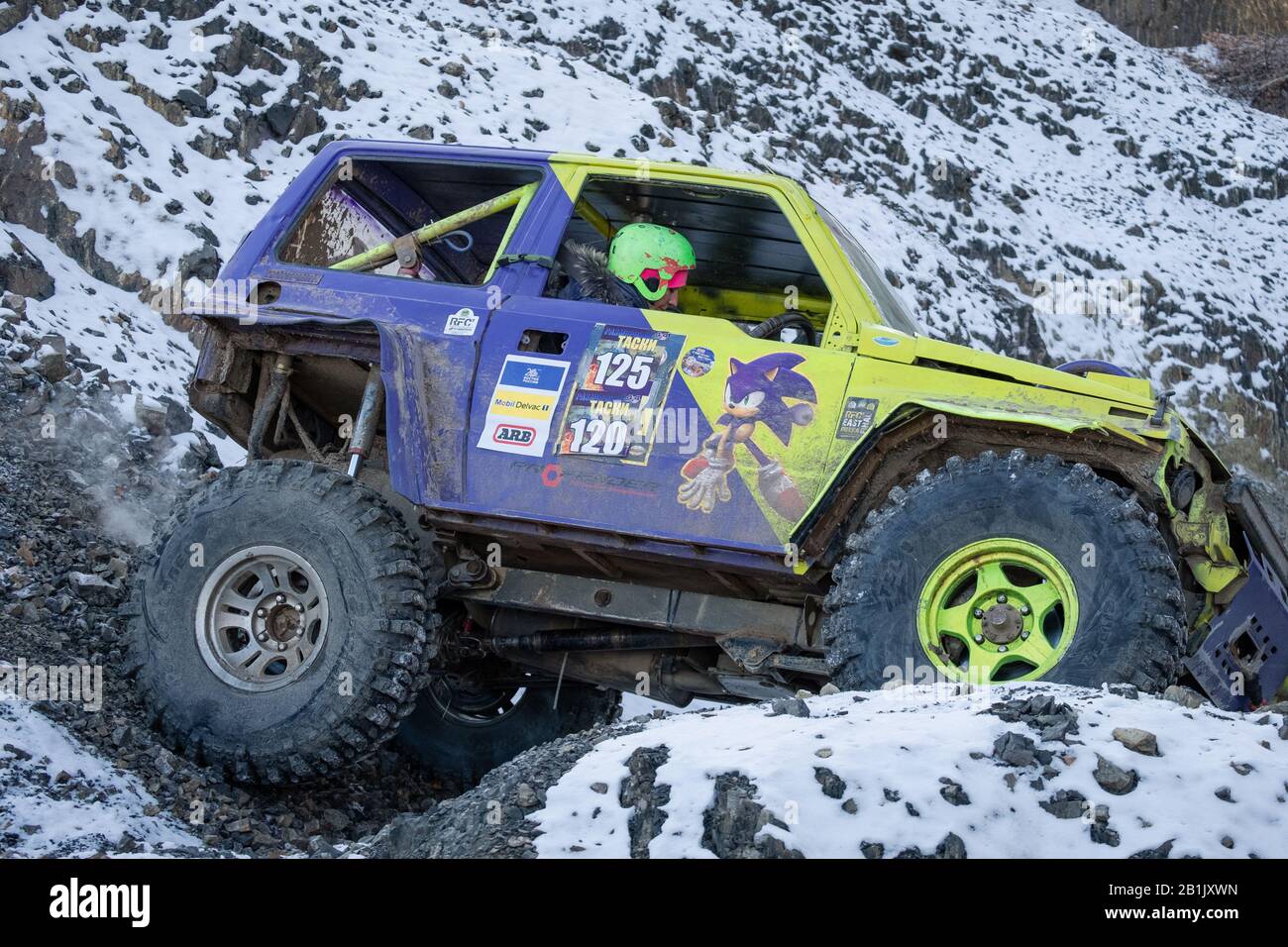 Jeep Suzuki Jimny supera gli ostacoli nella foresta Foto Stock