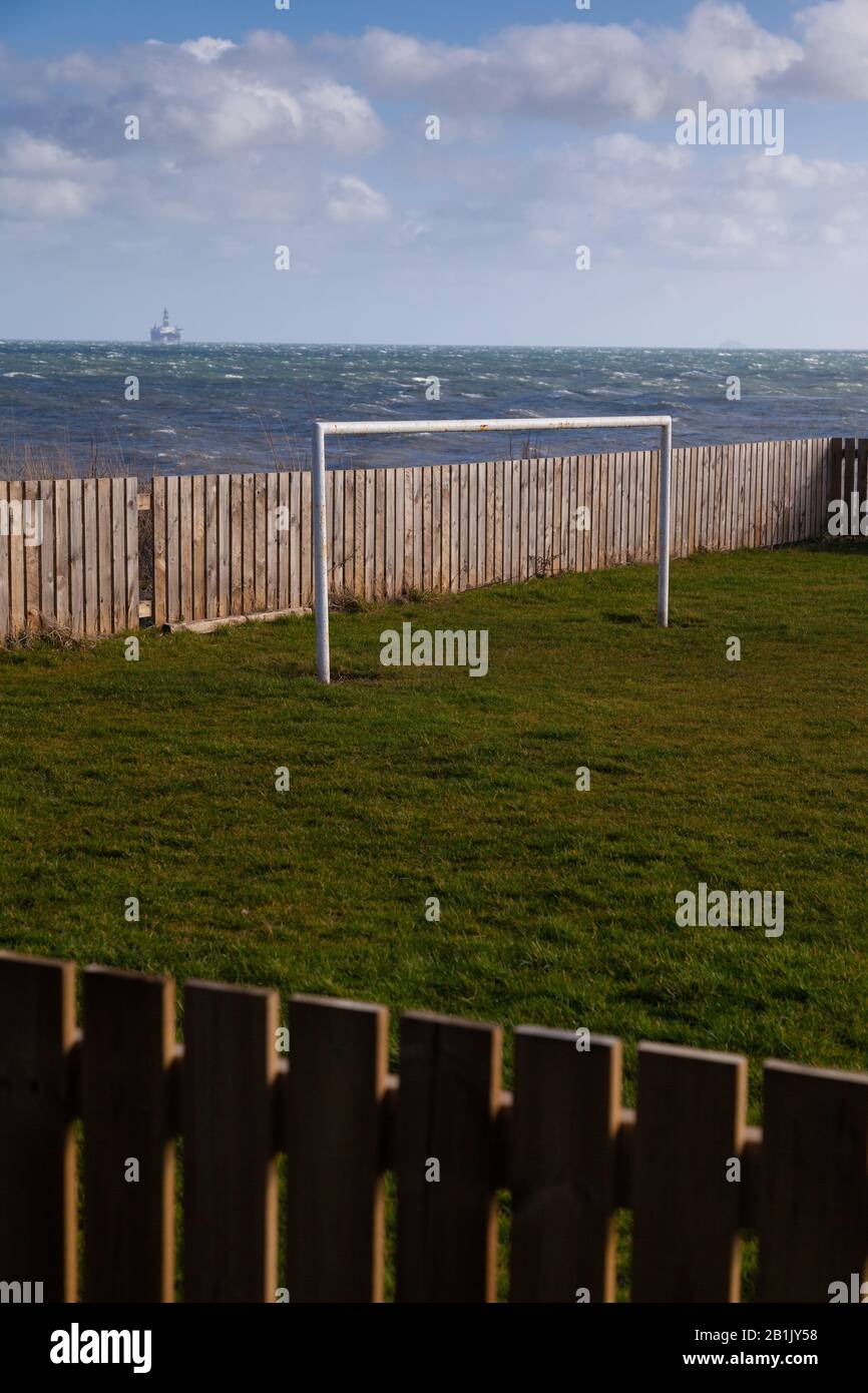 Recintato campo da calcio per bambini vicino alla costa a West Wemyss, Fife, Scozia. Foto Stock