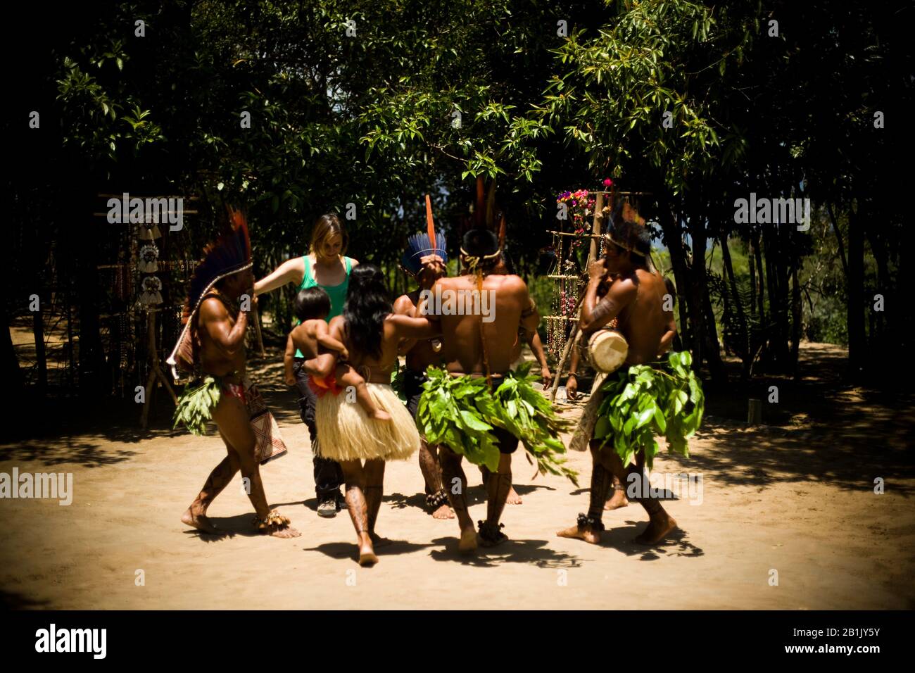 Danza Indiana, Indigena, Dessano Tribe, Tupé Community, Manaus, Amazônia, Amazonas, Brasile Foto Stock