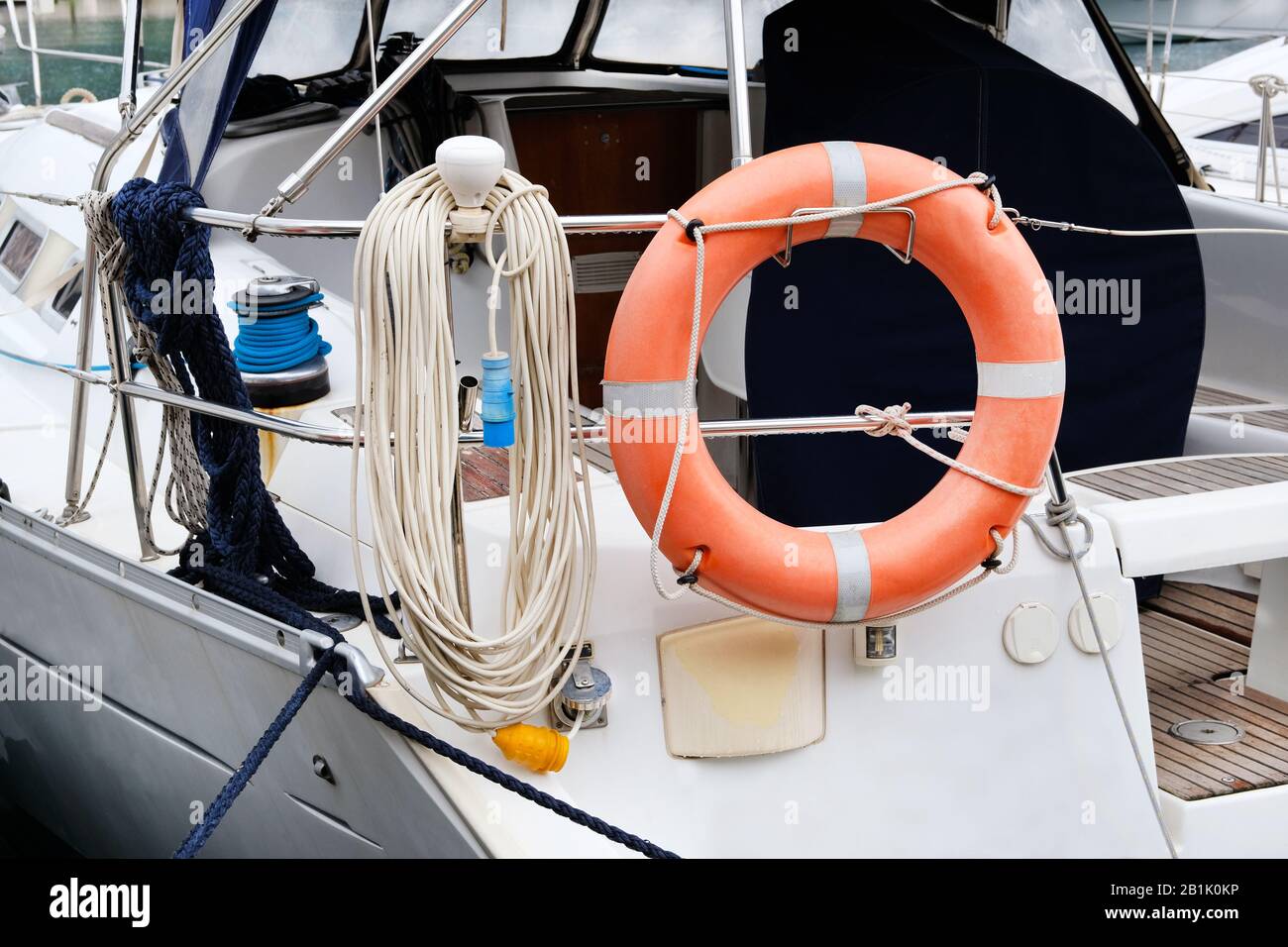 Vita anello arancione in barca. Concetto di salvataggio in acqua in estate. Foto Stock