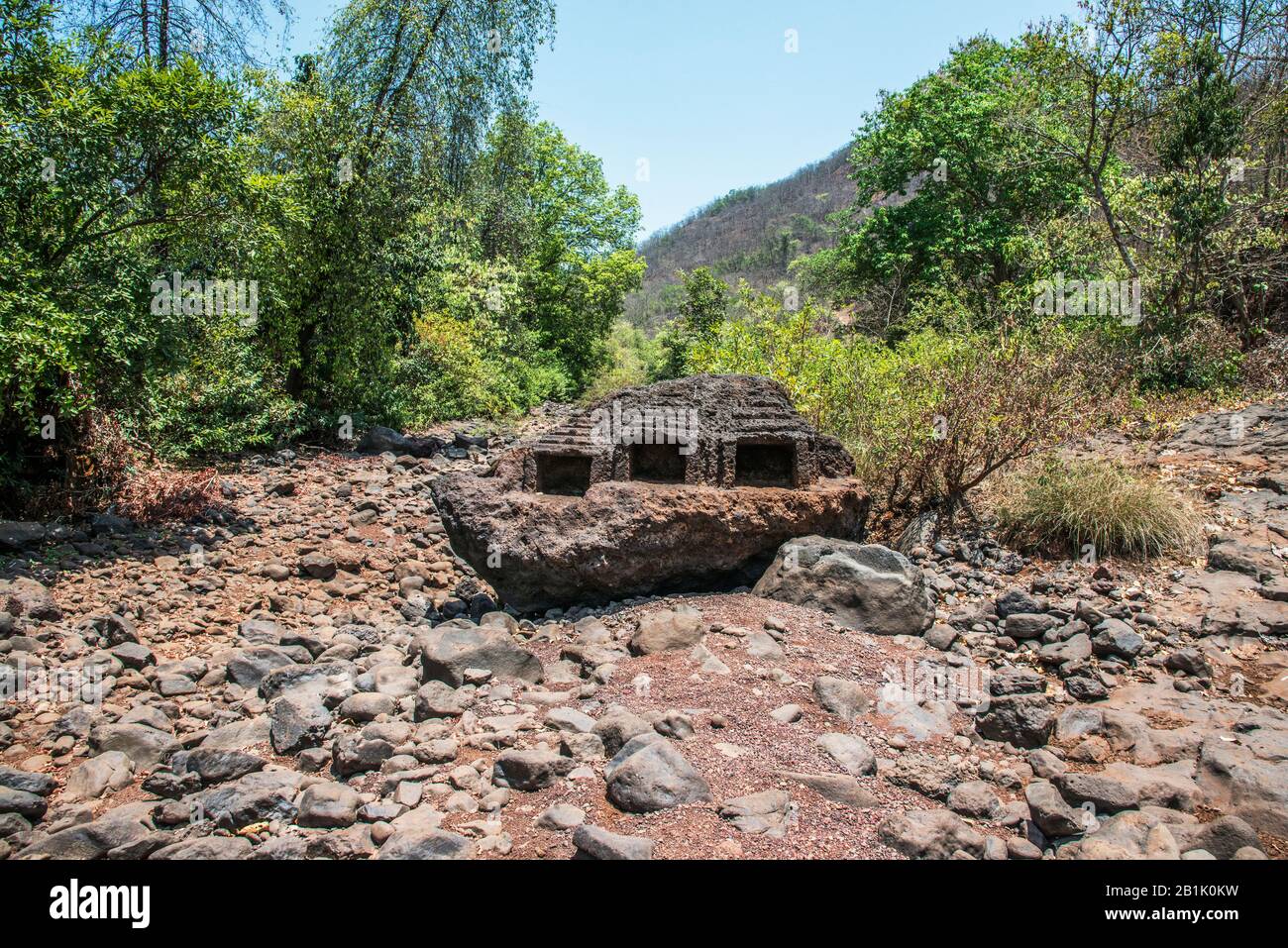 Panhale Kaji o Panhalakaji Grotte, District- Sindhudurg, Maharashtra, India : Gaur Lena- Vista generale di una massa enorme di roccia nel letto del fiume vicino a. Foto Stock