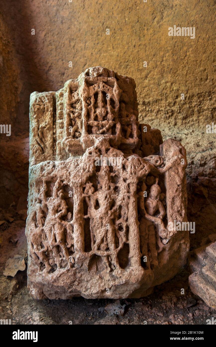 Panhale Kaji o Panhalakaji Grotte, District- Sindhudurg, Maharashtra, India : una scultura allentata che mostra figure in piedi e sopra è una Dea seduto Foto Stock