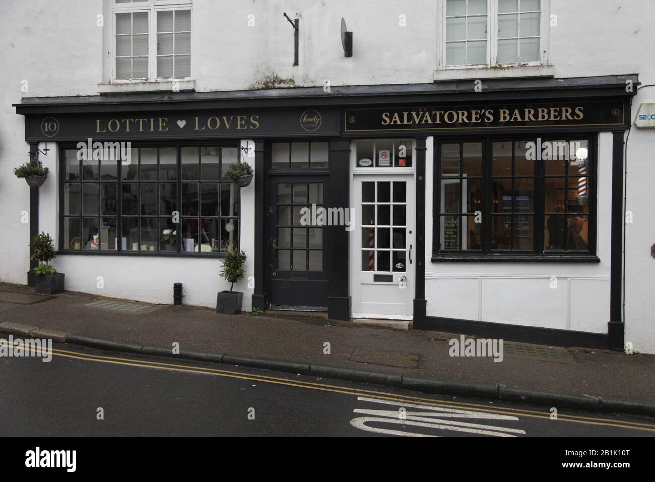 Lottie Loves e Salvatore's Barbers Store di fronte a Guildford, Surrey, Regno Unito - 2020 Foto Stock