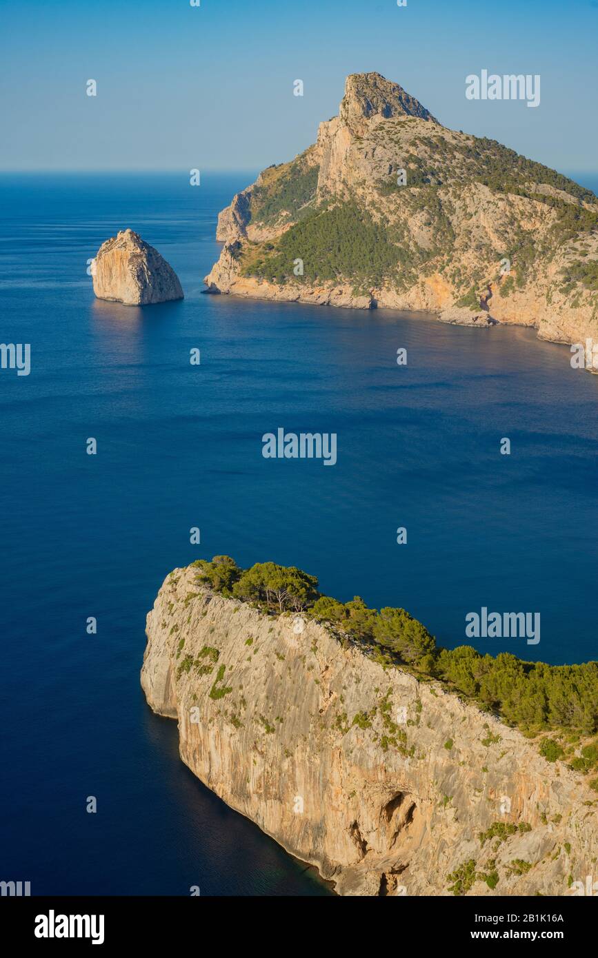 Mare azzurro e scogliere costiere Svettanti sulla penisola di Formentor sull'isola mediterranea di Maiorca Foto Stock