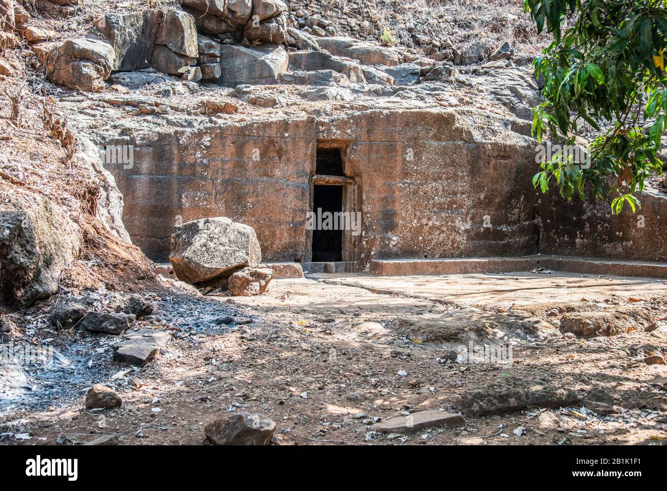 Panhale Kaji o Panhalakaji Grotte, District- Sindhudurg, Maharashtra, India : Vista generale della Grotta n° 24, che mostra cortile e una porta piana che Foto Stock