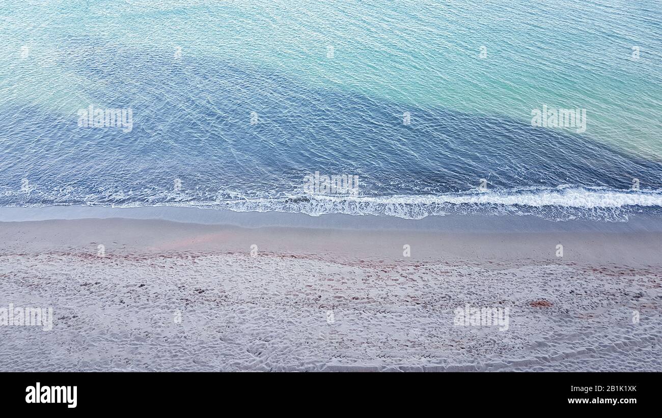 Onde d'acqua sulla spiaggia dall'alto Foto Stock