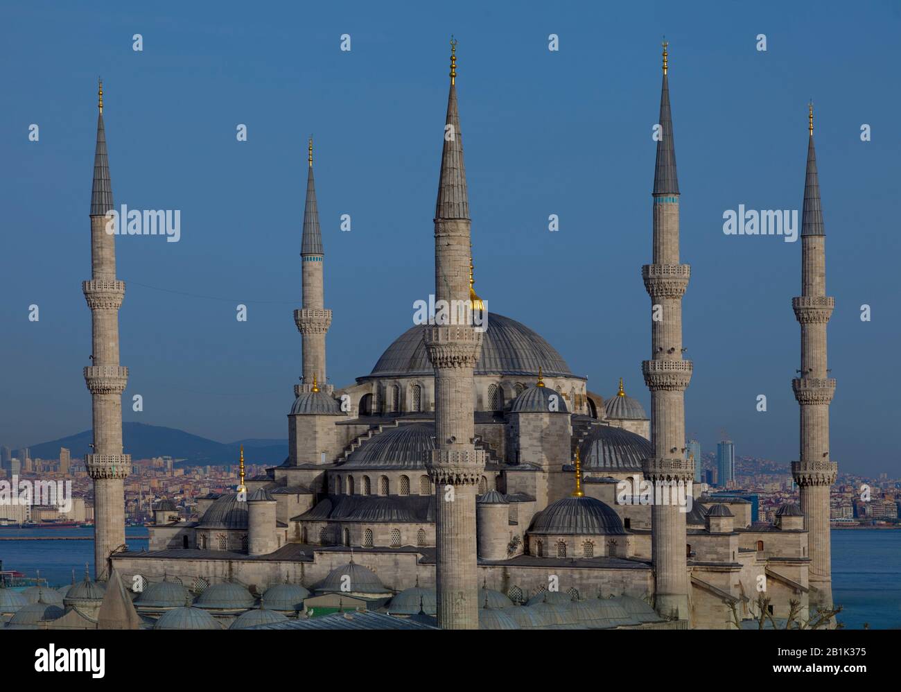 Vista panoramica sul Bosforo e le cupole della Moschea Blu. Istanbul, Turchia Foto Stock