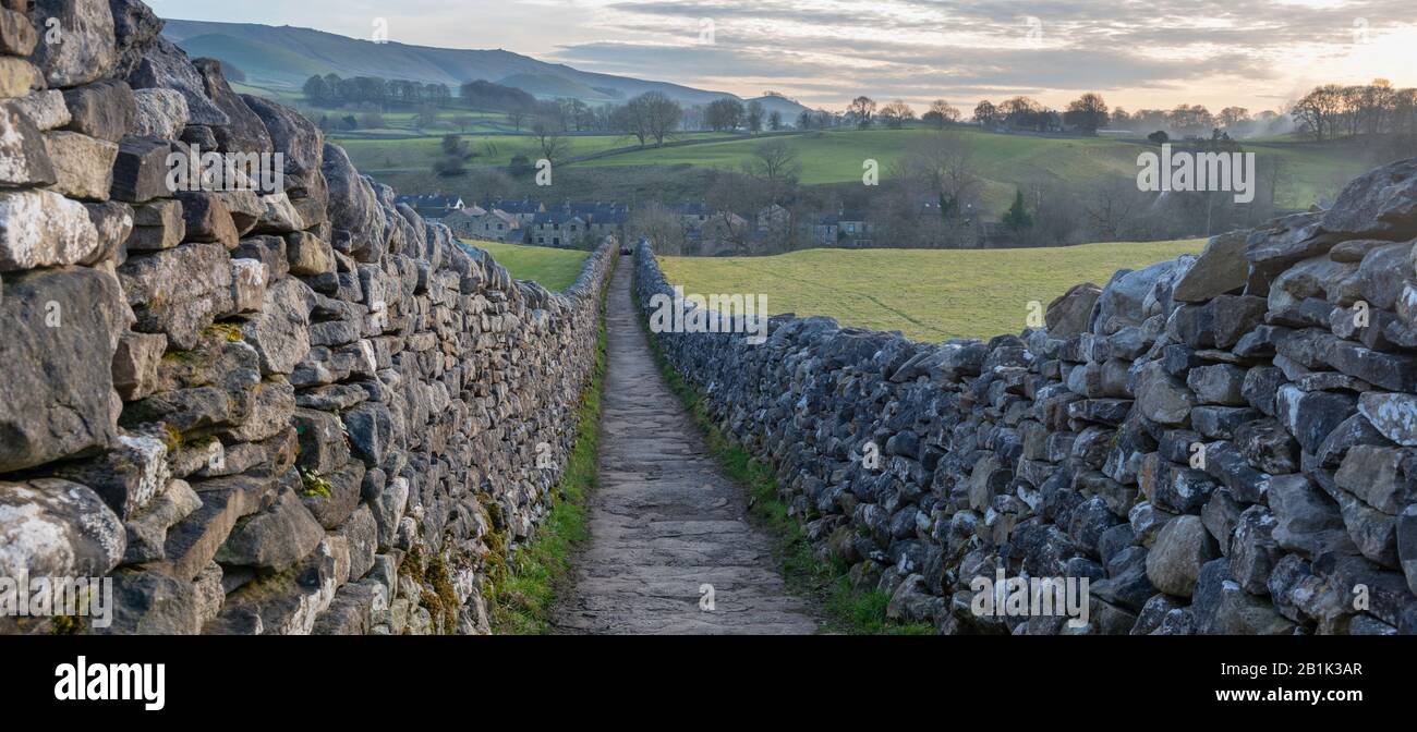 Vista di Sedber Lane, una stretta strada murata cavallo che collega Grassingon e Lintom a Wharfedale, Yorkshire Dales Foto Stock