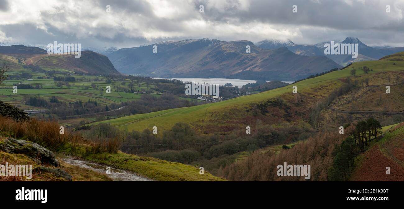 Vista invernale verso Keswick, Derwent Acqua e le colline circostanti da Blencathra Cadde sulle pendici inferiori di Blencathra Foto Stock