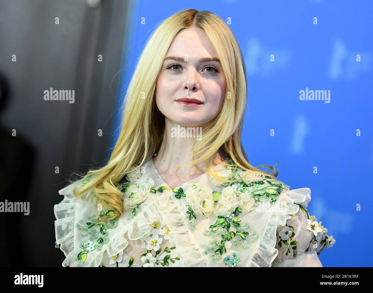 Berlino, Germania. 26th Feb, 2020. 70th Berlinale, Photocall, Competition, 'The Roads Not Taken': Elle Fanning, Attrice. Il Festival Internazionale del Film si svolge dal 20.02 al 01.03.2020. Credito: Britta Pedersen/Dpa-Zentralbild/Dpa/Alamy Live News Foto Stock