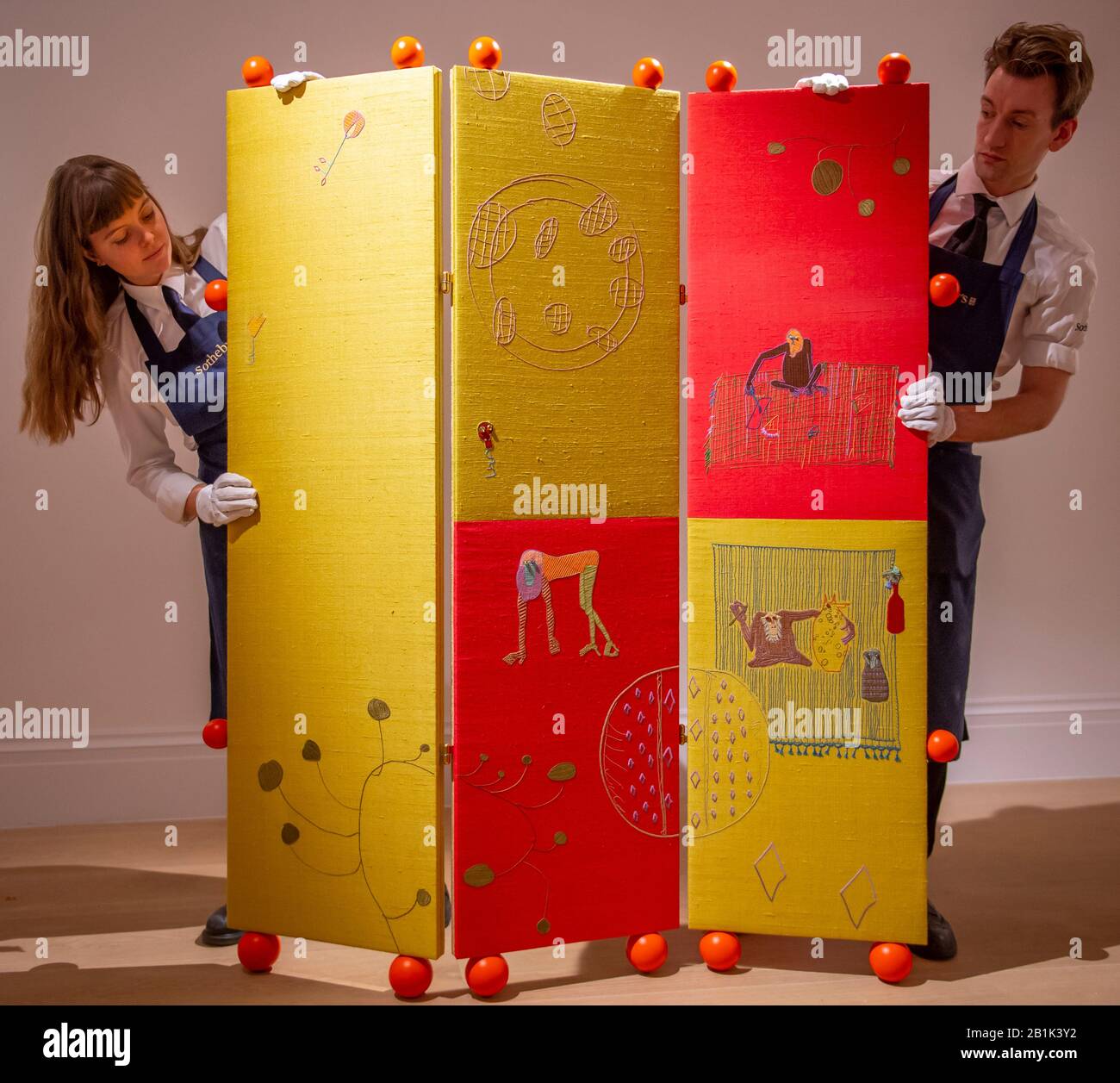 Sotheby’s, Londra, Regno Unito. 26th febbraio 2020. Il co-ospite di Sotheby Human Touch con il principale lavoro di beneficenza fine Cell, una mostra di opere d'arte uniche di artisti contemporanei in collaborazione con prigionieri (Stitchers in British Prisons) su opere d'arte uniche, dal 26 febbraio al 3 marzo 2020. Immagine: Francis Upritchard. The Artists, 2019, Paravent con pannelli di seta imbottiti. Prezzo di partenza £7.000. Cucito in quattro prigioni da sei stitchers. Credito: Malcolm Park/Alamy. Foto Stock