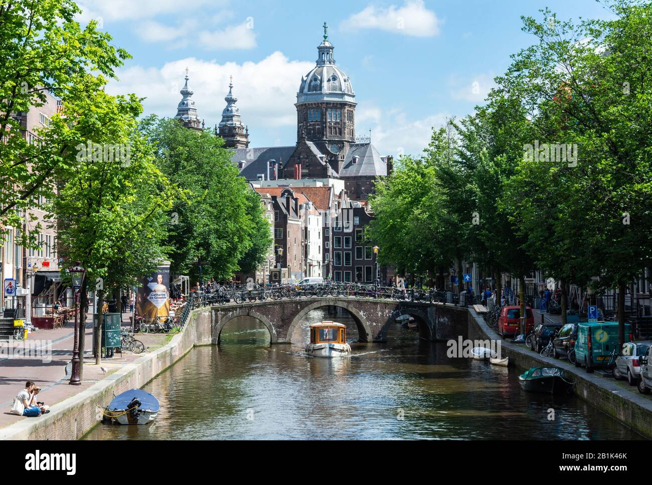 Amsterdam, Paesi Bassi – 22 Giugno 2016. Vista sul canale Voorburgwal di Oudezijds e sulla strada nel quartiere De Wallen di Amsterdam, verso la Basilica di Sain Foto Stock