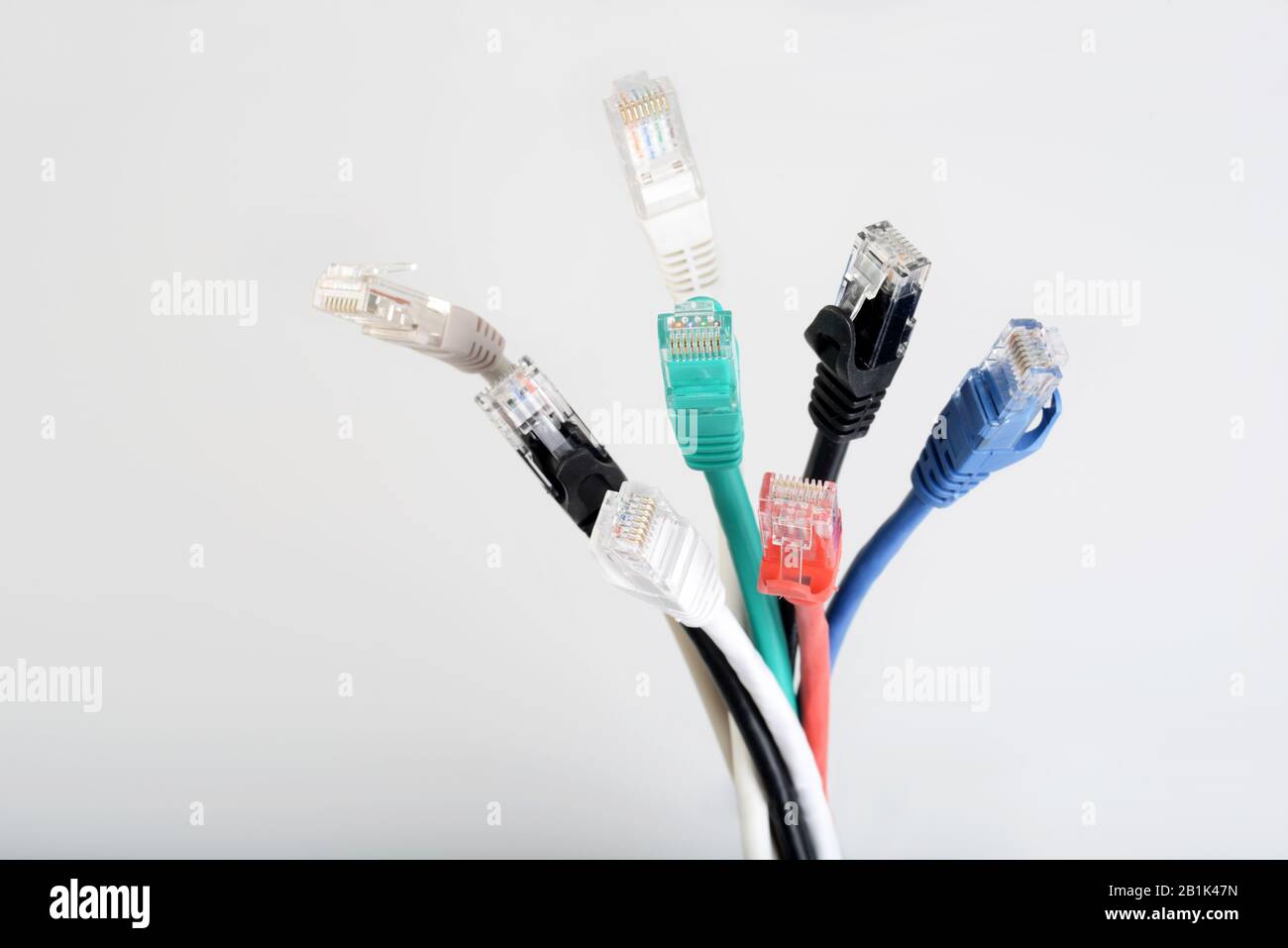 Collegare i connettori dei cavi di rete Ethernet Foto Stock