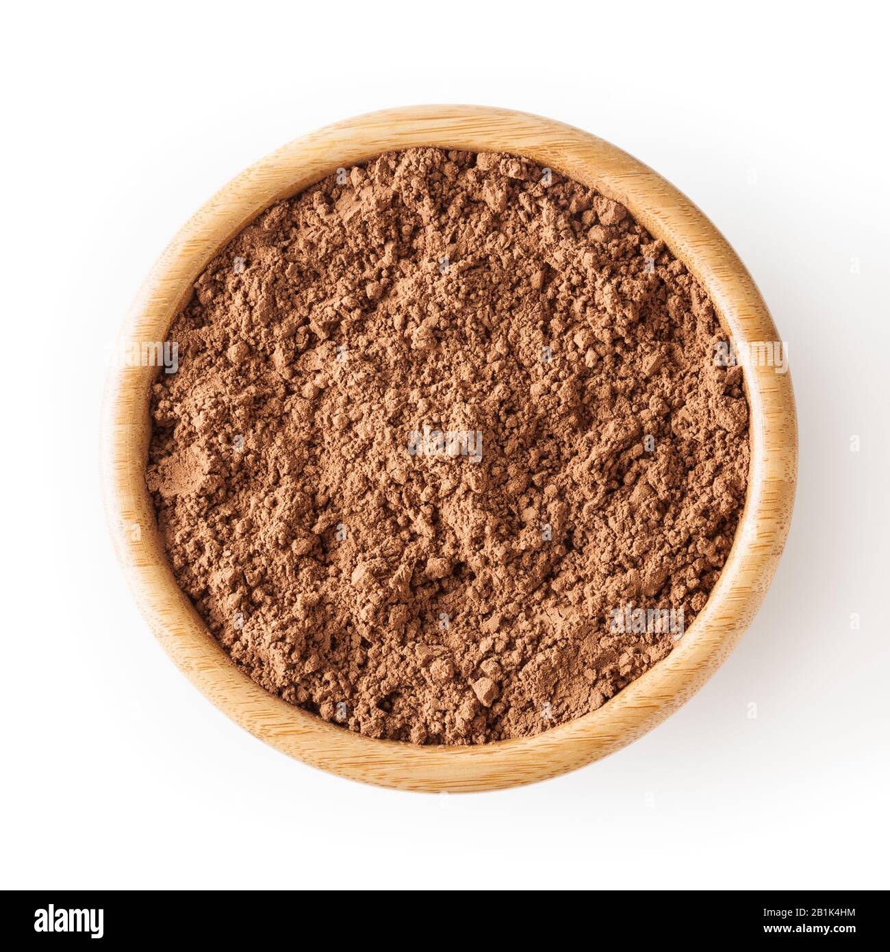 Polvere di cacao in vaso di legno isolato su sfondo bianco con percorso di taglio Foto Stock