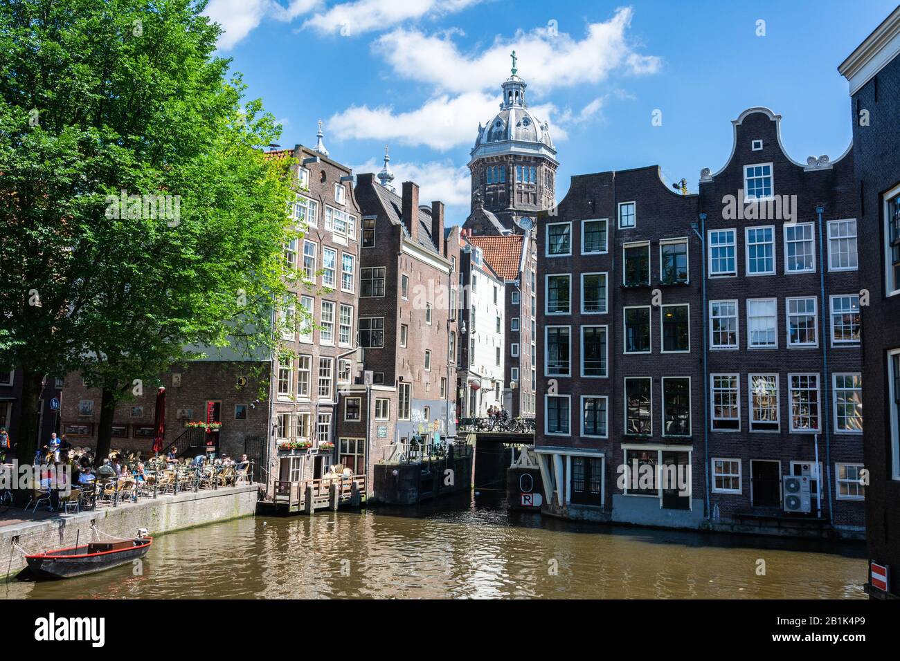Amsterdam, Paesi Bassi – 22 giugno 2016. Vista sul canale Oudezijds Voorburgwal e sulla strada di De Wallen, nel centro di Amsterdam. Foto Stock