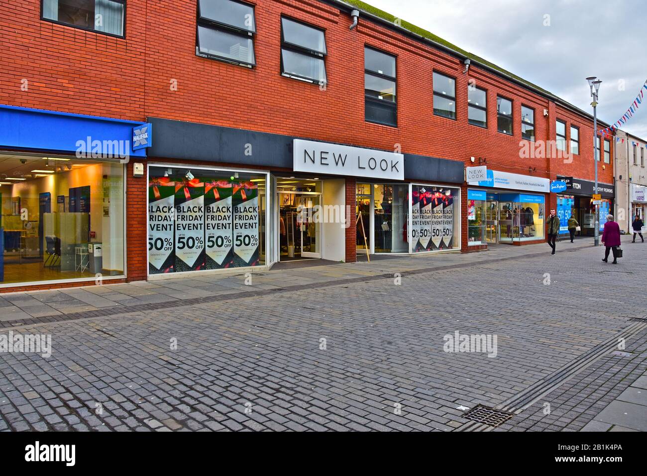 Una vista ad ampio angolo delle moderne unità di negozi lungo Caroline Street nel centro di Bridgend. Foto Stock