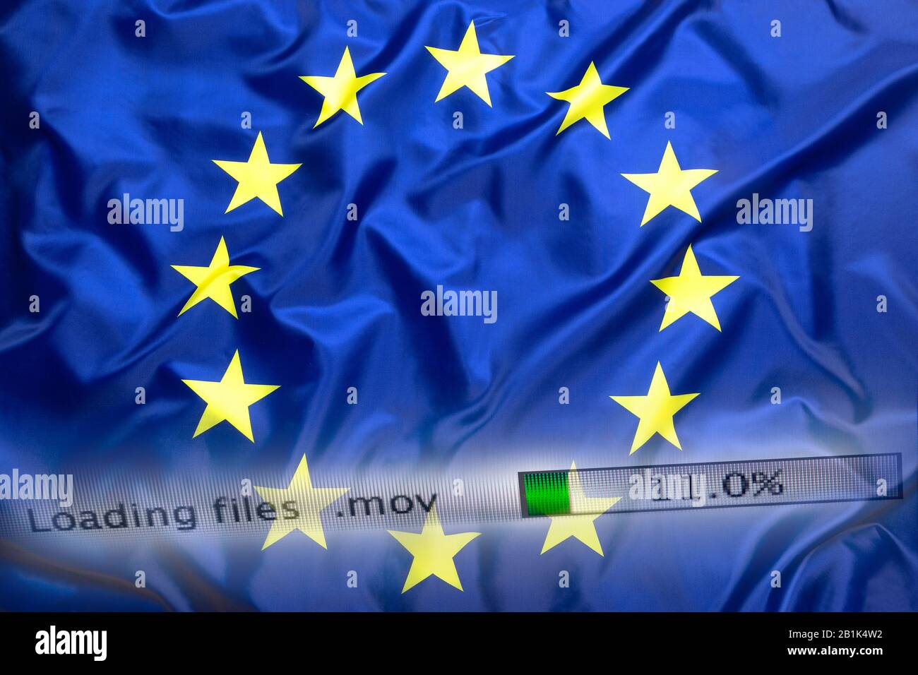 Il download di file su un computer con la bandiera dell'Unione europea Foto Stock