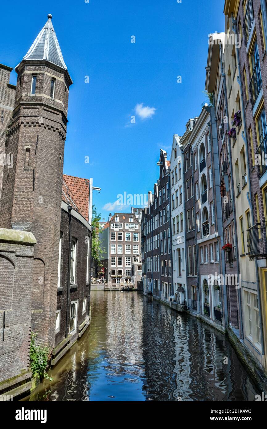 Amsterdam, Paesi Bassi - 22 Giugno 2016. Vista sul canale di Oudezijds Achterburgwal nel quartiere De Wallen nel centro di Amsterdam. Vista con residenza Foto Stock