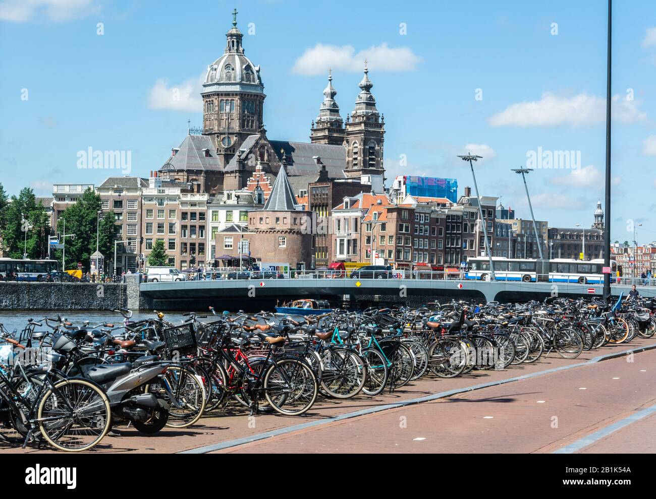 Amsterdam, Paesi Bassi – 22 Giugno 2016. Street view ad Amsterdam, verso il ponte di Odeburg, la Basilica di San Nicola e la torre Schreierstoren, Foto Stock