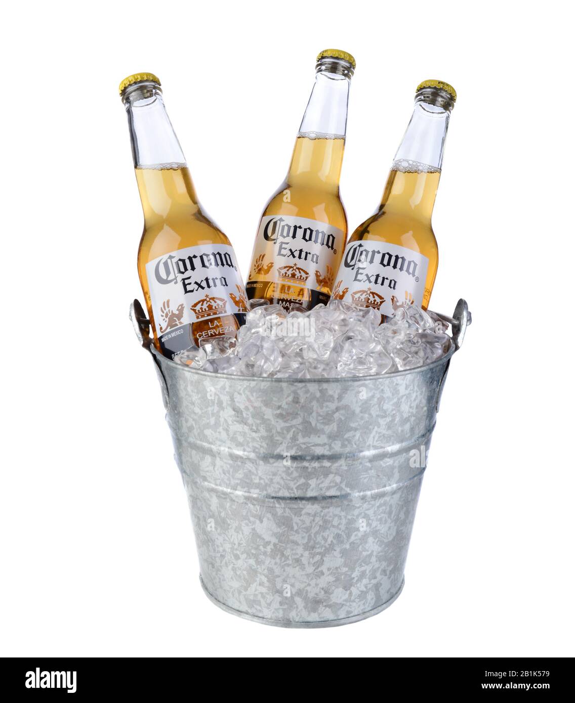 Irvine, CA - 09 gennaio 2014: Tre bottiglie di Corona Extra in un secchio di ghiaccio. Corona è la birra importata più diffusa negli Stati Uniti. Foto Stock