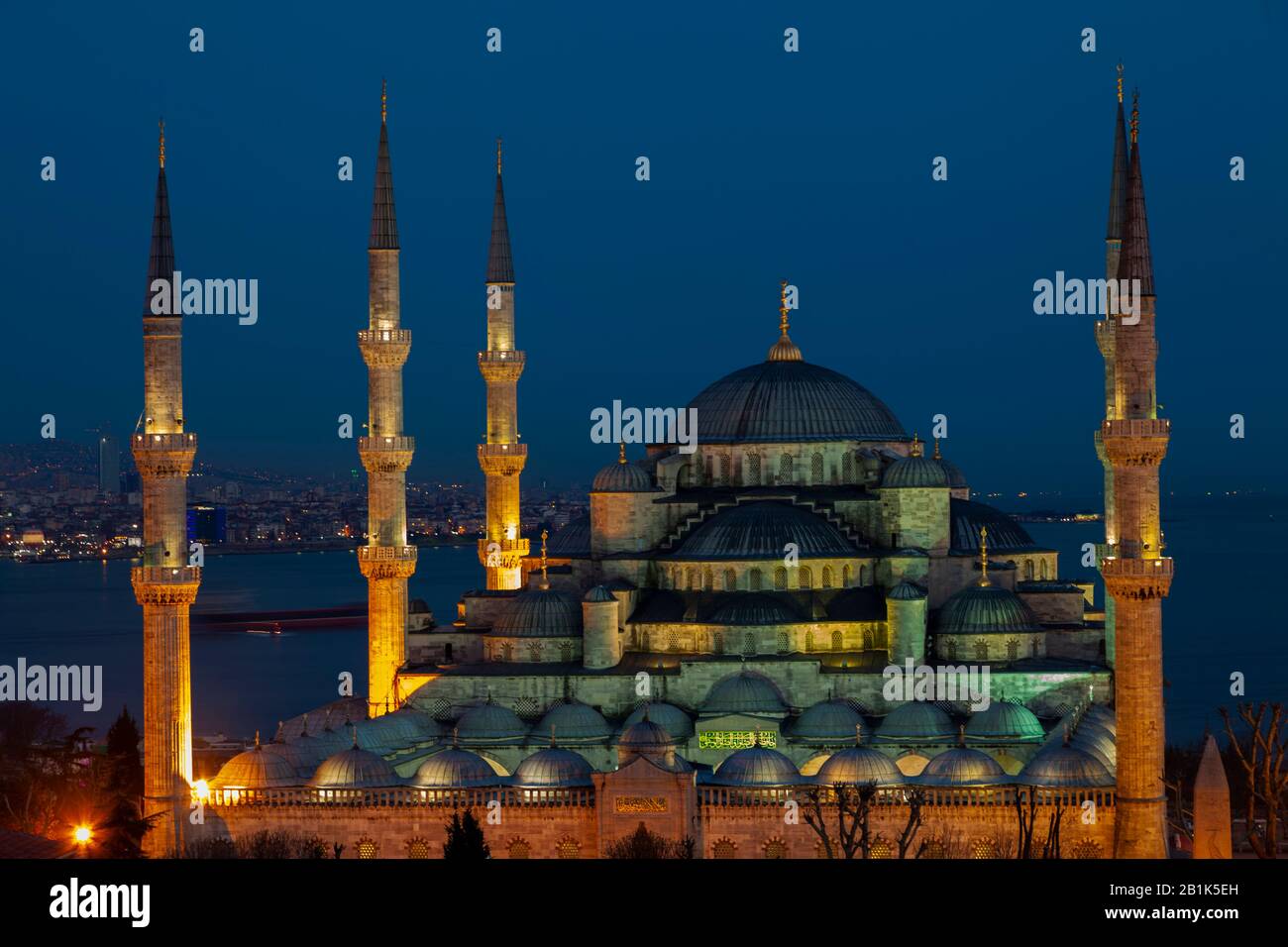 Vista panoramica sul Bosforo e le cupole della Moschea Blu. Istanbul, Turchia Foto Stock