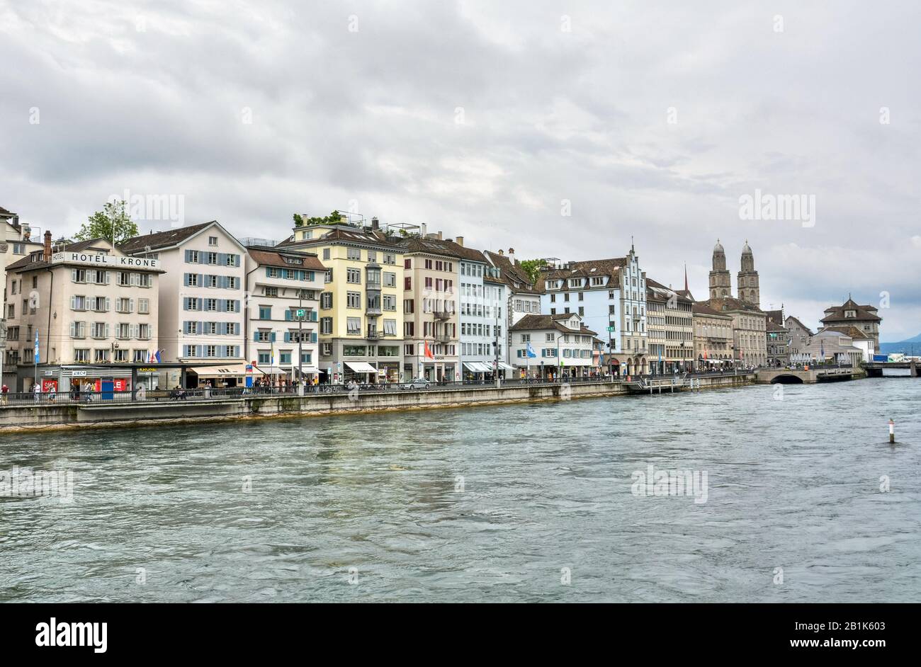 Zurigo, Svizzera – 25 Giugno 2016. Vista degli edifici del centro storico lungo le rive del fiume Limmat a Zurigo, con proprietà commerciali e persone. Foto Stock