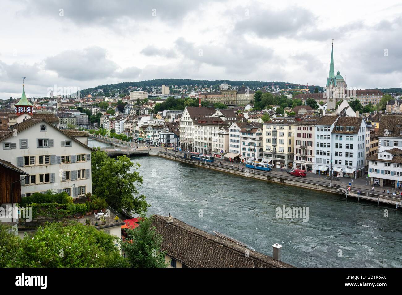 Zurigo, Svizzera – 25 Giugno 2016. Vista sul centro di Zurigo, con edifici storici, il traffico cittadino e la gente. Foto Stock