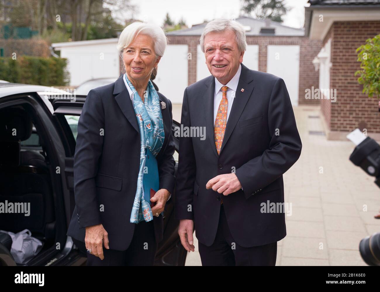 Wiesbaden, Germania. 26th Feb, 2020. Il primo ministro dell'Assia Volker Bouffier (CDU, r) accoglie Christine Lagarde, presidente della Banca centrale europea (BCE), che gli ha fatto visita inaugurale di fronte alla sua residenza ufficiale. Credito: Frank Rumpenhorst/Dpa/Alamy Live News Foto Stock