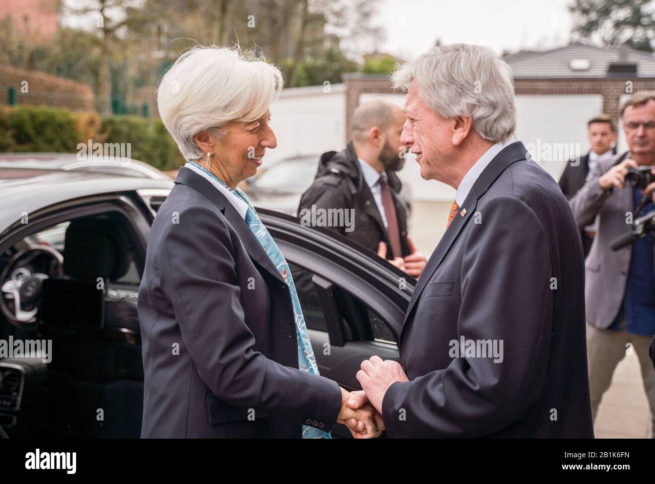 Wiesbaden, Germania. 26th Feb, 2020. Il primo ministro dell'Assia Volker Bouffier (CDU, r) accoglie Christine Lagarde, presidente della Banca centrale europea (BCE), che gli ha fatto visita inaugurale di fronte alla sua residenza ufficiale. Credito: Frank Rumpenhorst/Dpa/Alamy Live News Foto Stock