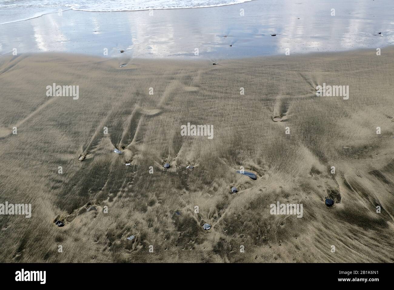 Inquinamento ecosistema marino sabbioso contaminato da petrolio,inquinamento cilento italia Foto Stock