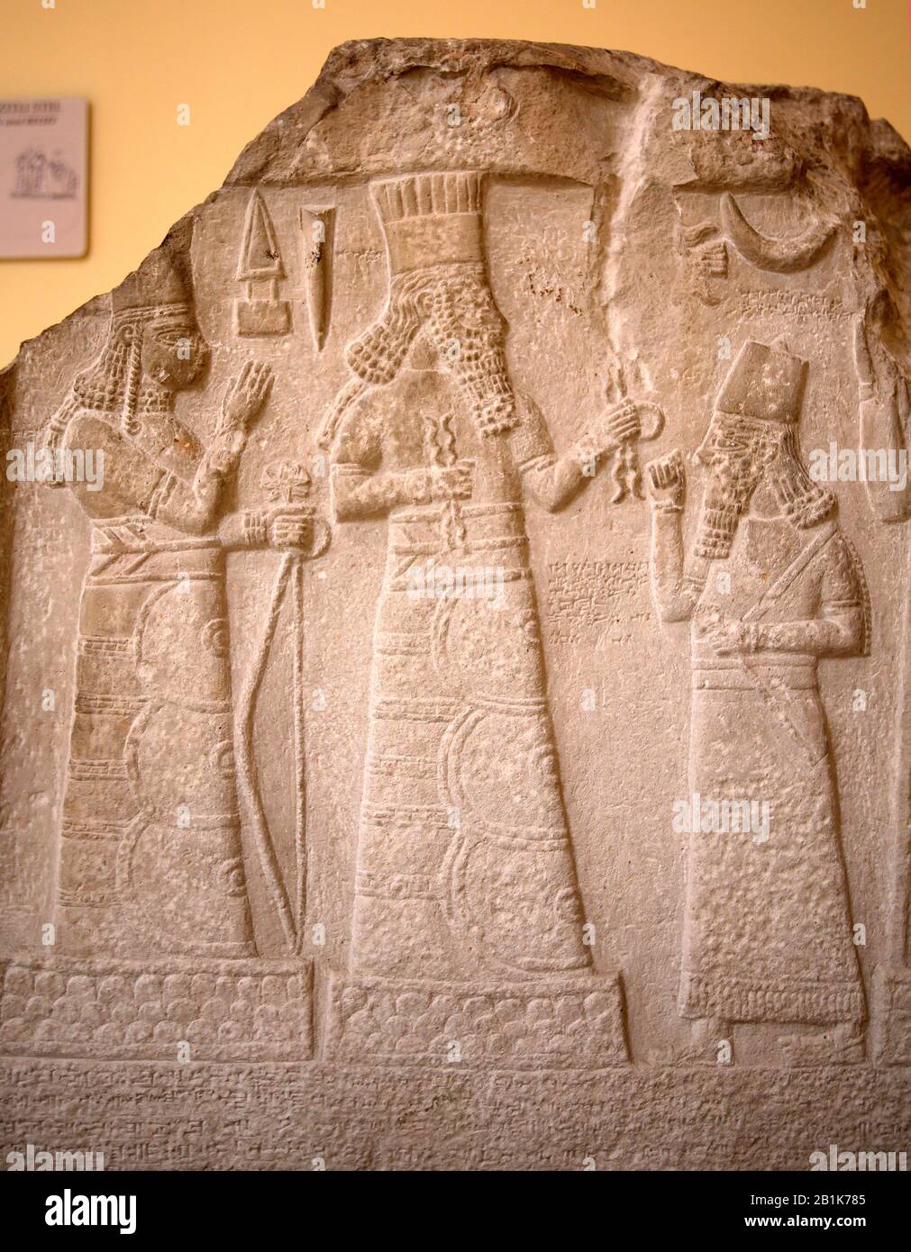 Stele. 8th BCE. Shamsh-res-usur, governatore di Mari e Suhi atteggiamento di preghiera davanti agli dei. Iraq. Foto Stock