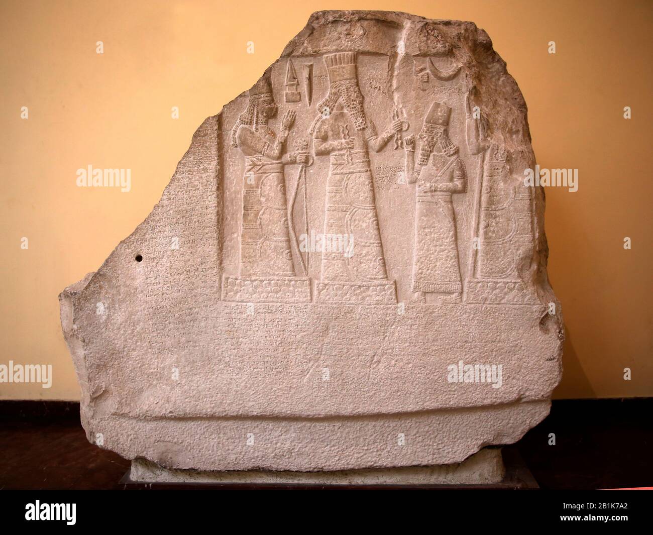 Stele. 8th BCE. Shamsh-res-usur, governatore di Mari e Suhi atteggiamento di preghiera davanti agli dei. Iraq. Foto Stock