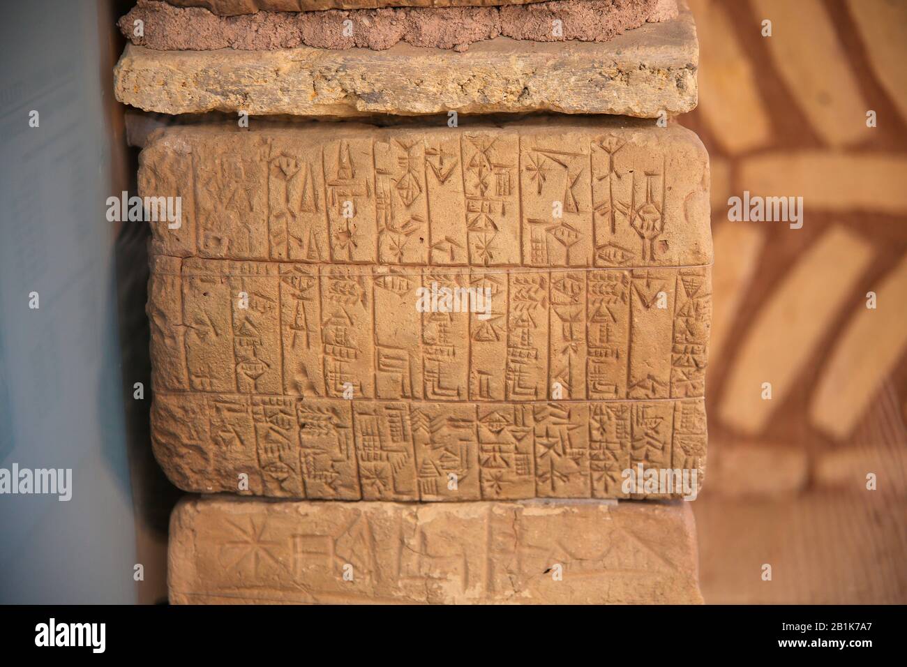 Cuneiforme mattone in muro. Mesopotamia Meridionale. Periodo Delle Prime Dinastie Girsu (Telloh). Museo Archeologico Di Istanbul. Istanbul. Foto Stock