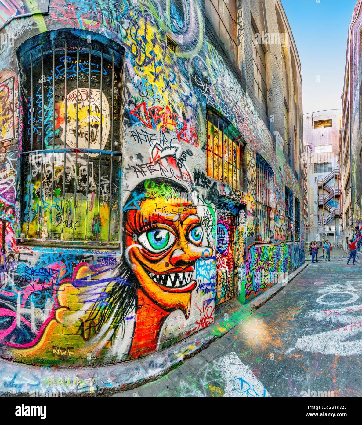 Divertenti graffiti viso dipinti su pareti di mattoni lungo un vicolo pieno di graffiti colorati, Hosier Street, Melbourne Lanes, Melbourne, Victoria, Australia Foto Stock