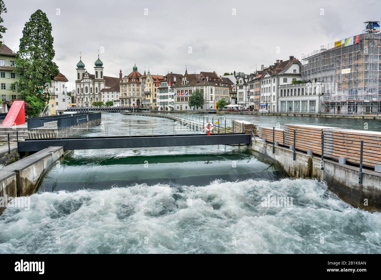 Lucerna, Svizzera - 26 giugno 2016. Diga di aghi nel fiume Reuss a Lucerna, Svizzera. Foto Stock