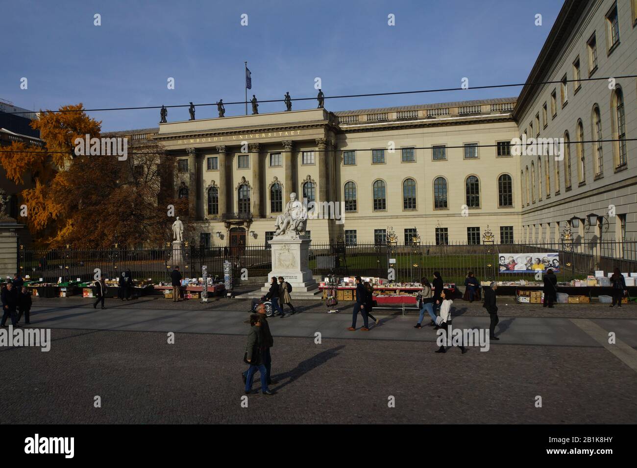 Alexander von Humboldt-Denkmal vor der gleichnamigen Universität di Berlino, Deutschland Foto Stock